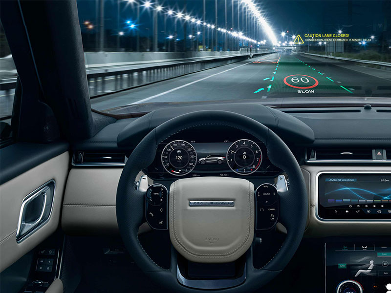 "جاكوار لاند روڤر" تطور تجربة غامرة ثلاثية الأبعاد داخل السيارة من خلال شاشة الزجاج الأمامي